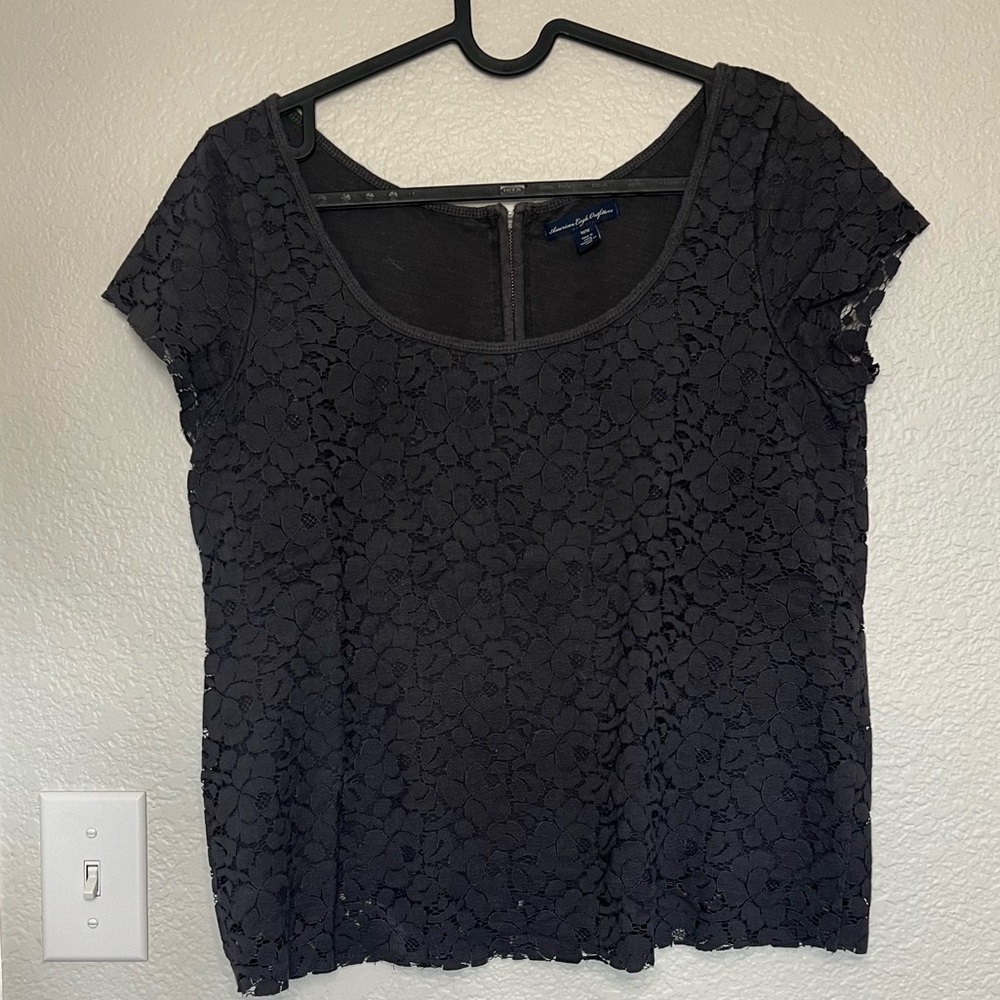 American Eagle • grey lace crop top